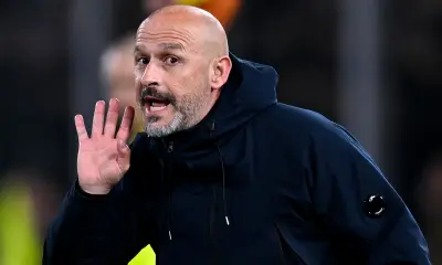 Vincenzo Italiano a bordocampo mentre indica ai suoi giocatori le strategie di gioco.