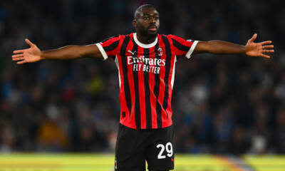 Youssouf Fofana con le braccia aperte durante Napoli-Milan di Serie A allo Stadio Maradona