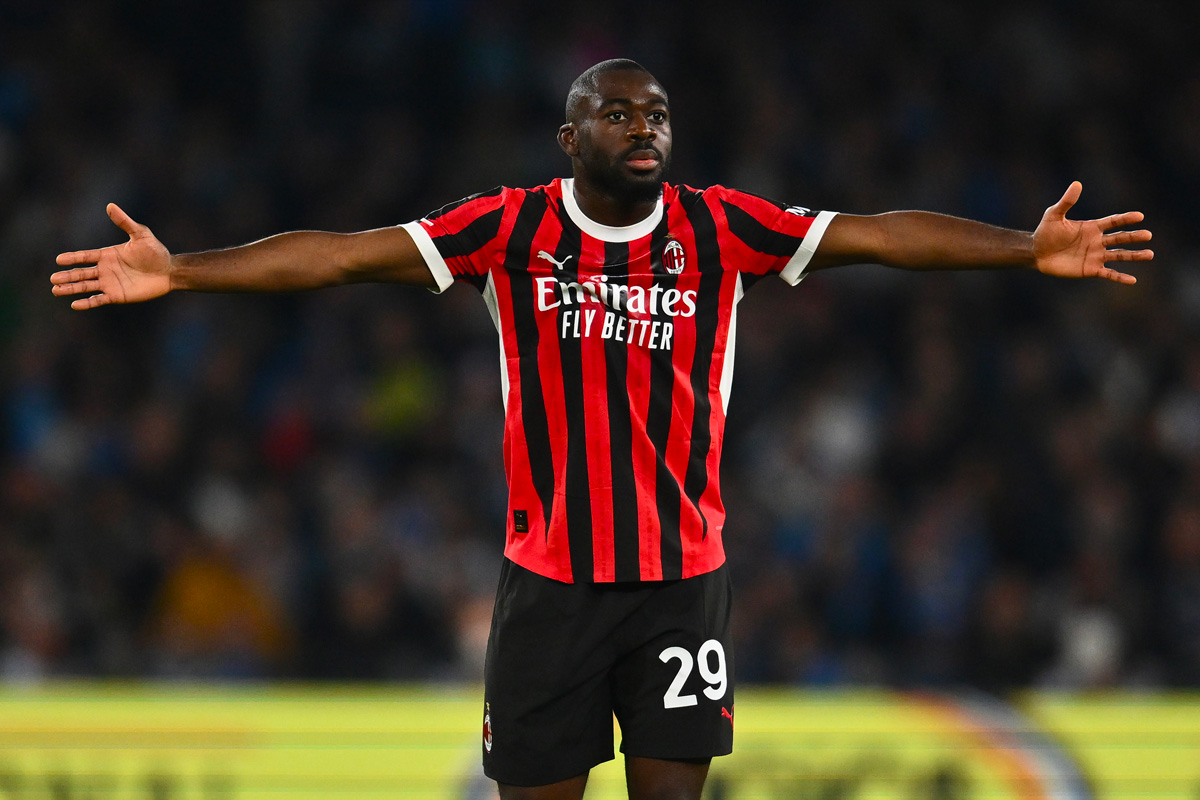 Youssouf Fofana con le braccia aperte durante Napoli-Milan di Serie A allo Stadio Maradona