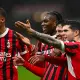 Thiaw, Leao, Reijnders e Pulisic esultano dopo aver segnato un gol con la maglia del Milan, un momento di gioia e collaborazione tra i giocatori durante una partita di Serie A.