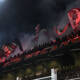 La Curva Sud di Milano al secondo anello blu di San Siro, con bandiere e striscioni, mentre i tifosi sostengono la squadra durante un’importante partita.