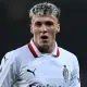 Alex Jimenez in campo con la seconda maglia bianca del Milan nella stagione 2024/2025
