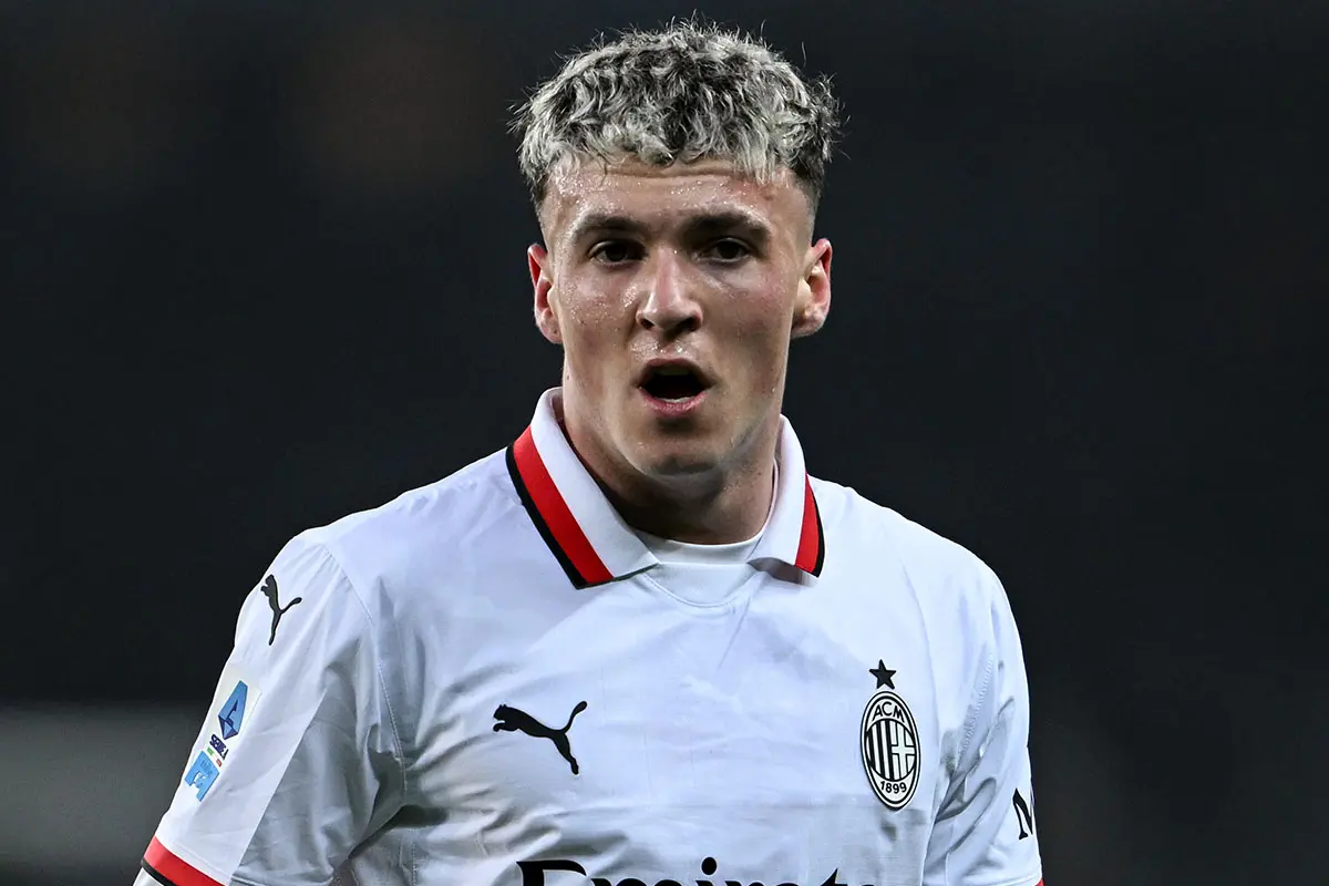 Alex Jimenez in campo con la seconda maglia bianca del Milan nella stagione 2024/2025