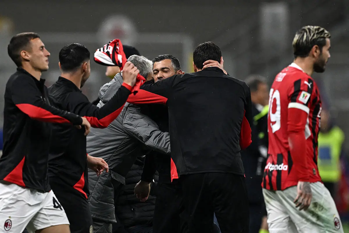 Sergio Conceicao e i membri dello staff tecnico del Milan si abbracciano al termine del derby di Coppa Italia vinto 3-0, celebrando il passaggio alla finale del torneo