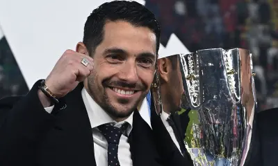 Geoffrey Moncada sorride con il trofeo della Supercoppa Italiana dopo Inter-Milan a Riad