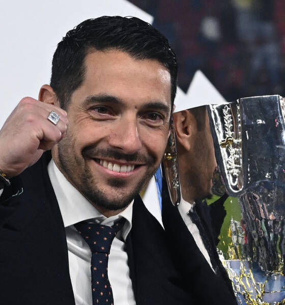Geoffrey Moncada sorride con il trofeo della Supercoppa Italiana dopo Inter-Milan a Riad