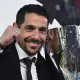 Geoffrey Moncada sorride con il trofeo della Supercoppa Italiana dopo Inter-Milan a Riad