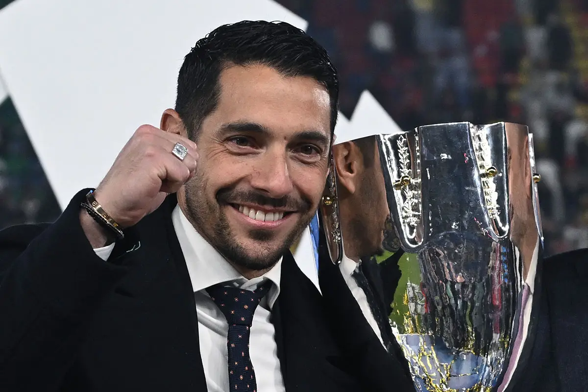 Geoffrey Moncada sorride con il trofeo della Supercoppa Italiana dopo Inter-Milan a Riad