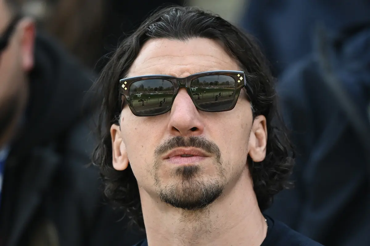 Zlatan Ibrahimovic sugli spalti dell’Arena Civica, con occhiali da sole, a guardare la finale di Coppa Italia Primavera tra Milan e Cagliari