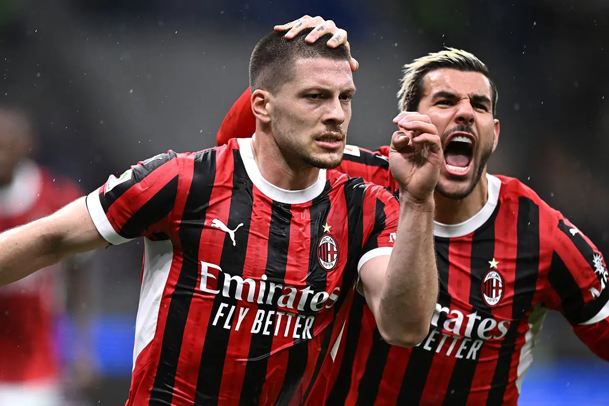 Luka Jovic e Theo Hernandez esultano dopo il gol dell’1-0 segnato dal Milan nel derby di Coppa Italia, ritorno della semifinale, con espressioni di gioia e vittoria