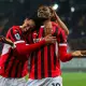 Rafa Leão imita l’esultanza di Tijjani Reijnders dopo il gol contro l’Udinese, con Reijnders che lo abbraccia sorridente
