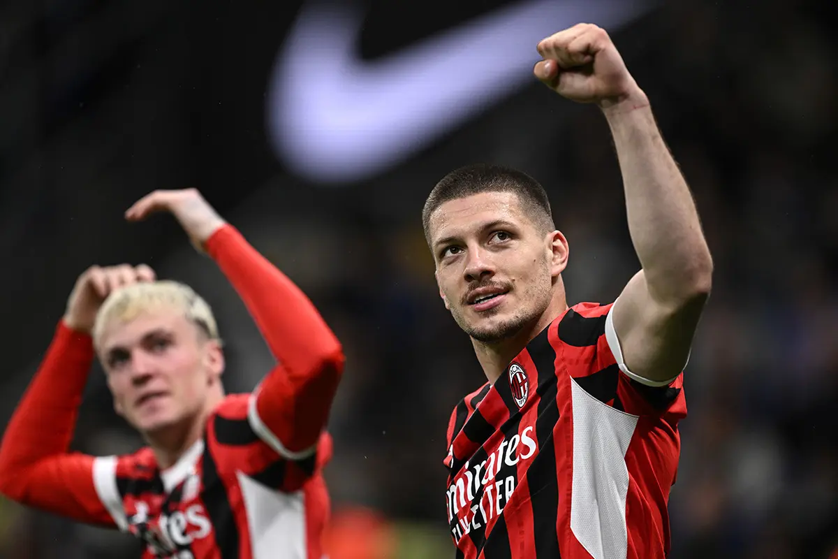 Luka Jovic esulta braccia al cielo dopo il secondo gol segnato contro l’Inter nel derby di Coppa Italia, con Alex Jimenez che celebra sullo sfondo