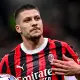 Luka Jovic esulta dopo aver segnato il gol del 2-2 in Milan-Fiorentina, pareggiando la partita.