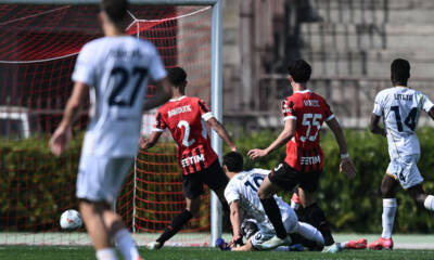 Gioco intenso tra i giovani di Milan e Cagliari nella finale di Coppa Italia Primavera, con l’Arena Civica di Milano come scenario della sfida