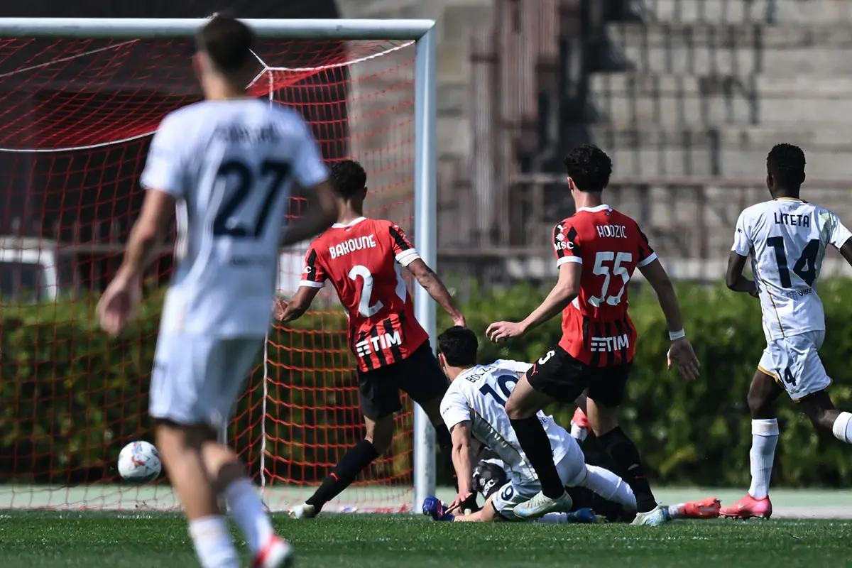 Gioco intenso tra i giovani di Milan e Cagliari nella finale di Coppa Italia Primavera, con l’Arena Civica di Milano come scenario della sfida