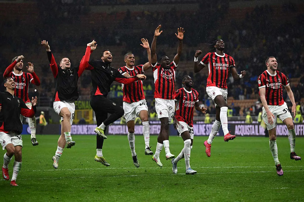 Il Milan esulta sotto la Curva Sud di San Siro dopo la vittoria 3-0 contro l’Inter, che garantisce la qualificazione alla finale di Coppa Italia