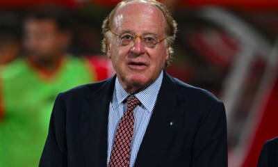 Paolo Scaroni in giacca e cravatta allo stadio di Monza durante la partita del Milan