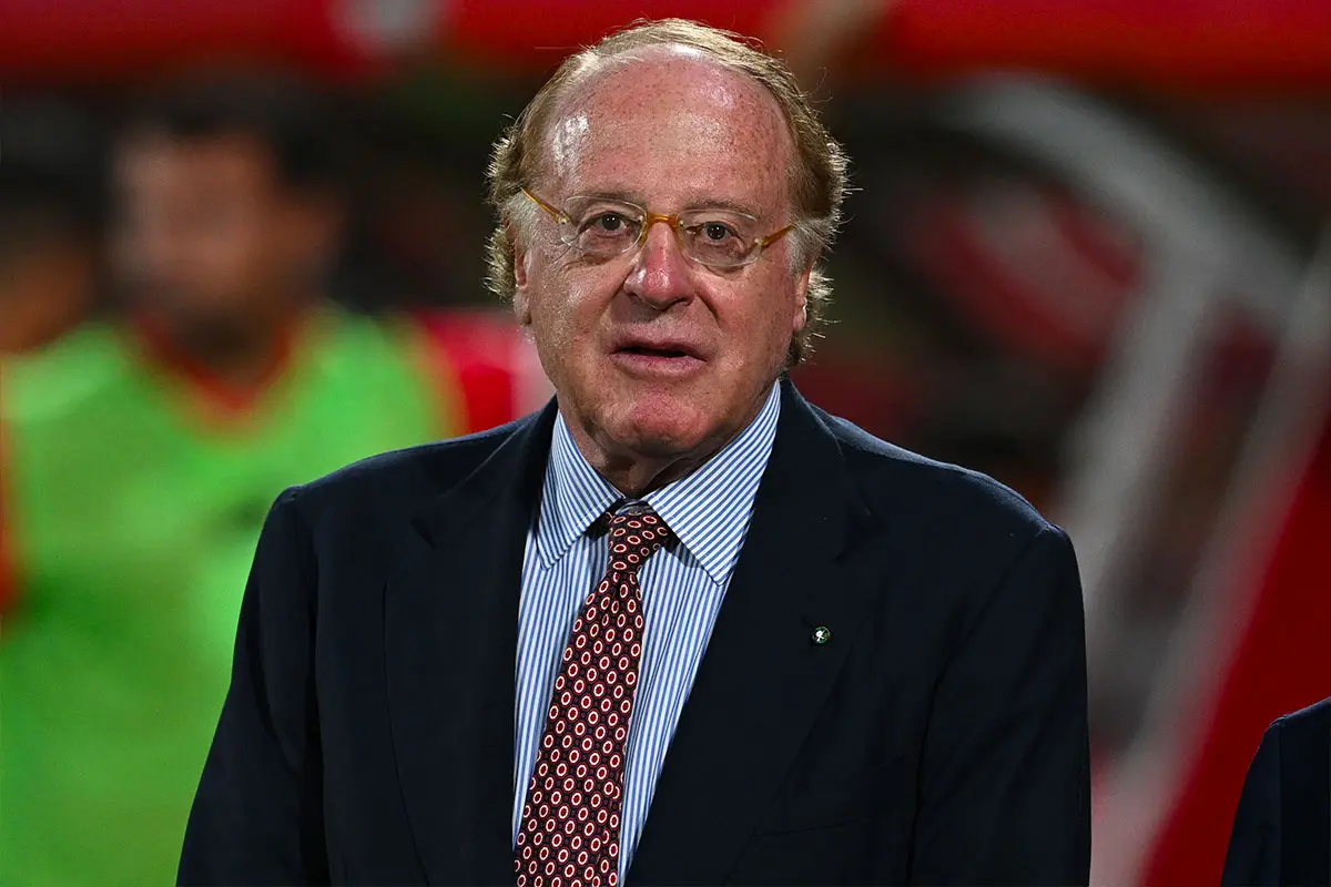 Paolo Scaroni in giacca e cravatta allo stadio di Monza durante la partita del Milan