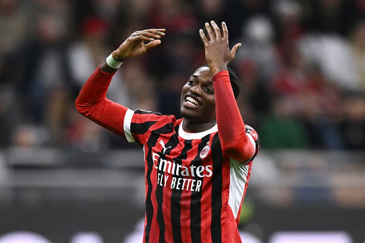 Rafa Leao sconsolato in campo durante Milan-Atalanta a San Siro, con espressione di frustrazione e delusione
