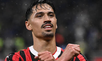 Tijjani Reijnders esulta con le braccia incrociate dopo aver segnato il gol del 3-0 contro l’Inter nella semifinale di Coppa Italia
