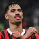 Tijjani Reijnders esulta con le braccia incrociate dopo aver segnato il gol del 3-0 contro l’Inter nella semifinale di Coppa Italia