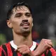 Tijjani Reijnders esulta con le braccia incrociate dopo aver segnato il gol del 3-0 contro l’Inter nella semifinale di Coppa Italia