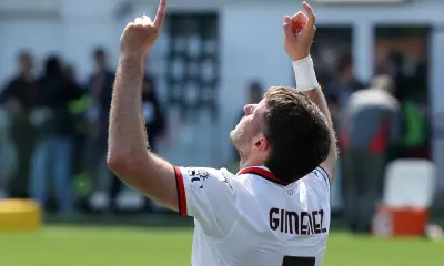 Santiago Gimenez festeggia in ginocchio il gol del 2-0 del Milan contro il Venezia allo stadio Penzo
