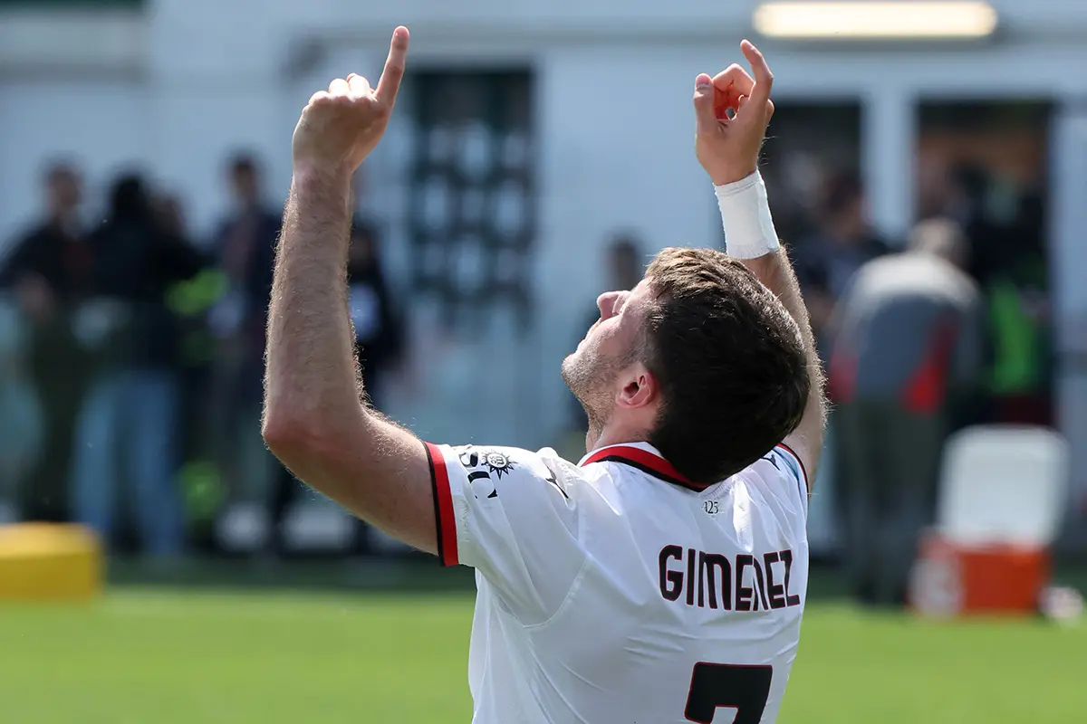 Santiago Gimenez festeggia in ginocchio il gol del 2-0 del Milan contro il Venezia allo stadio Penzo