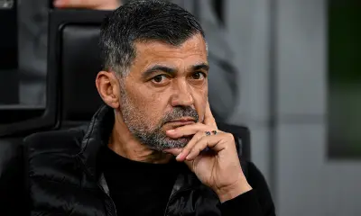 Sergio Conceiçao, allenatore del Milan, pensieroso in panchina a bordocampo, mentre osserva il corso della partita