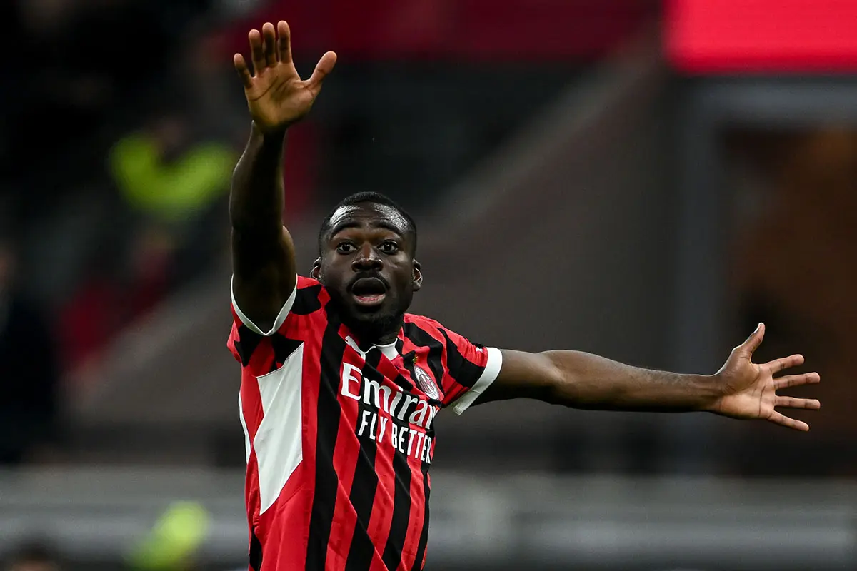 Youssouf Fofana con il braccio alzato protesta in Milan-Atalanta a San Siro