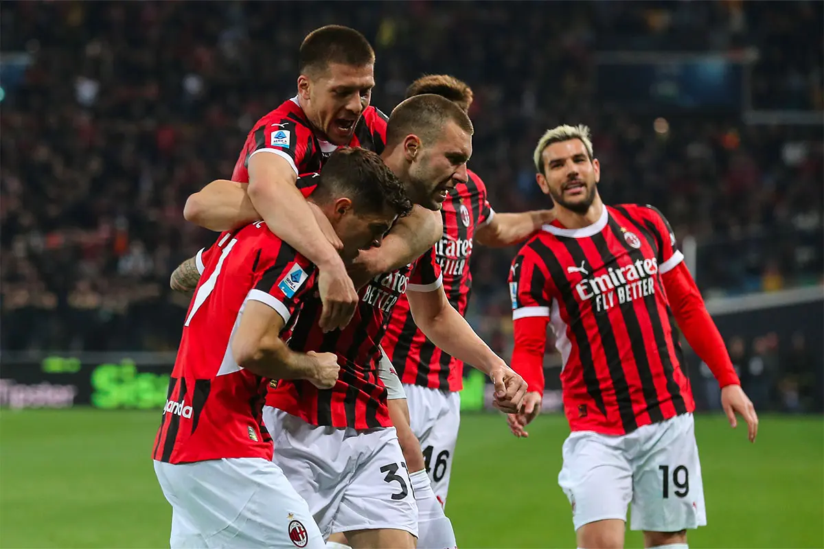 Pavlovic festeggia il gol con i compagni del Milan nella partita contro l’Udinese