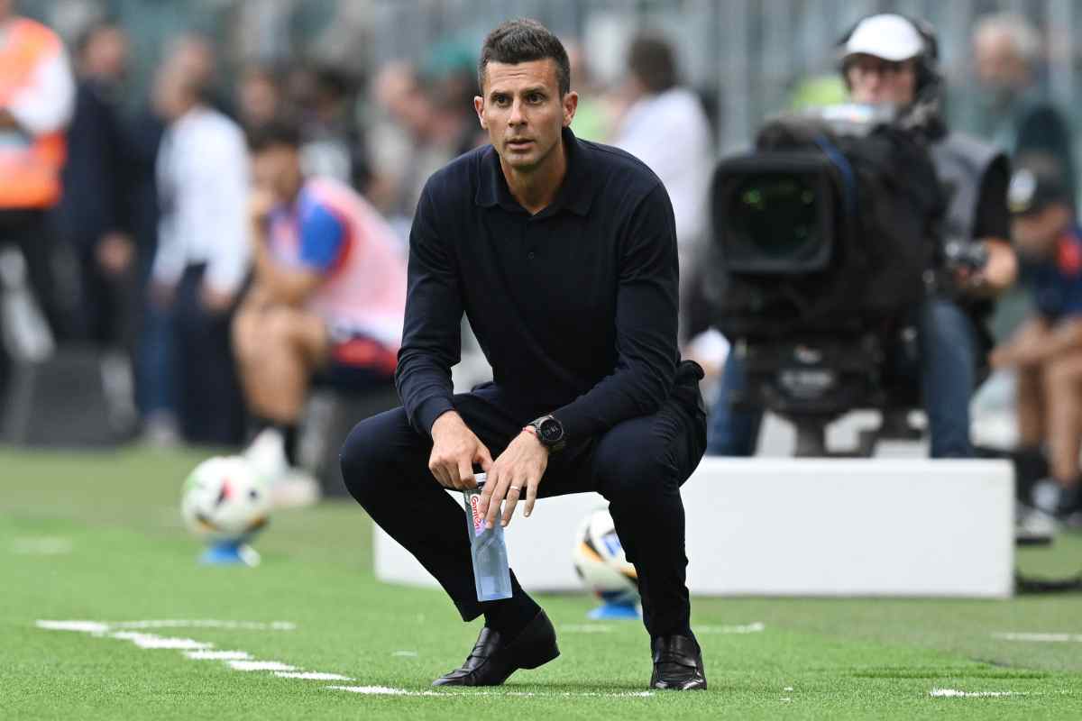 Thiago Motta accovacciato a bordo campo