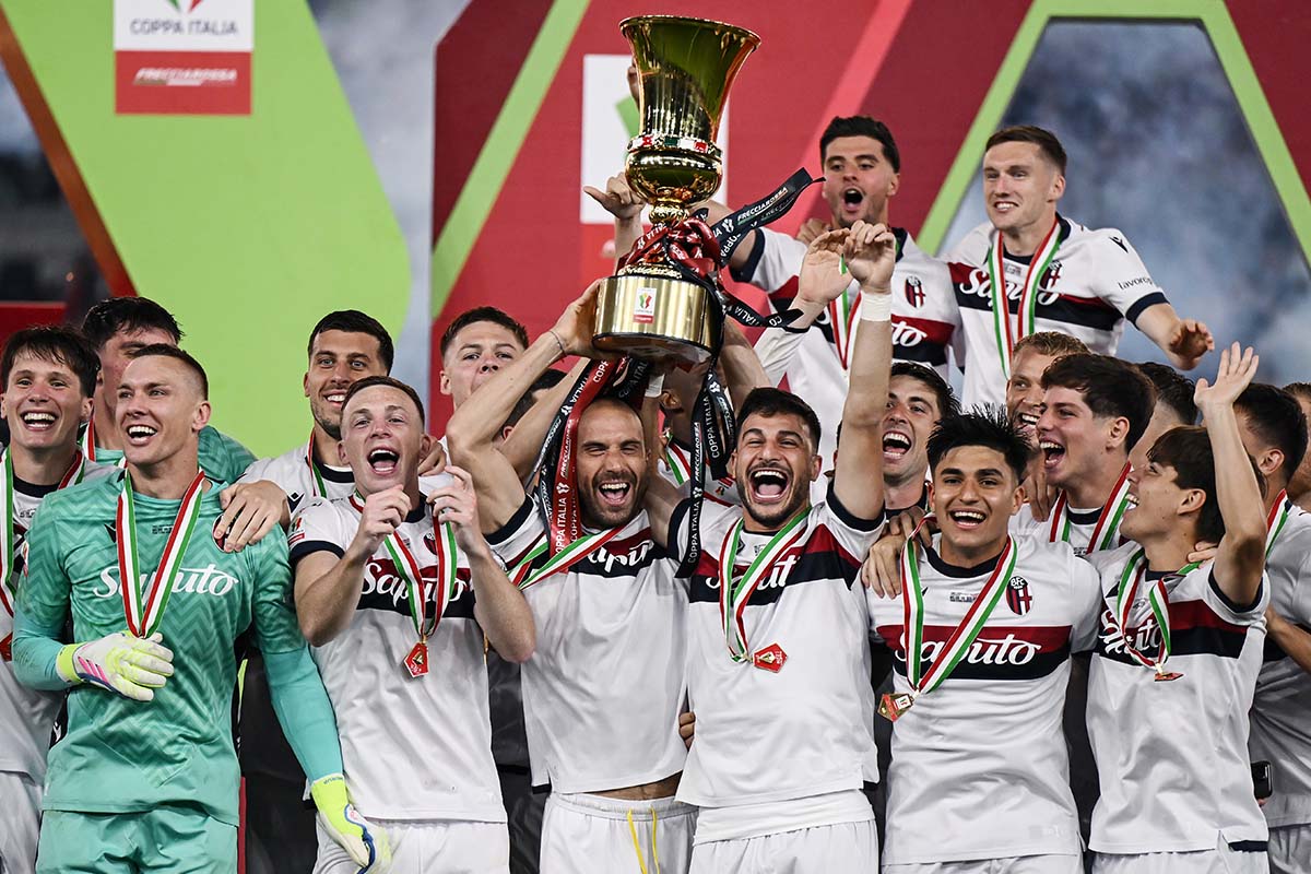 I calciatori del Bologna alzano la Coppa Italia 2024/2025 al cielo di Roma dopo la vittoria per 1-0 sul Milan nella finale
