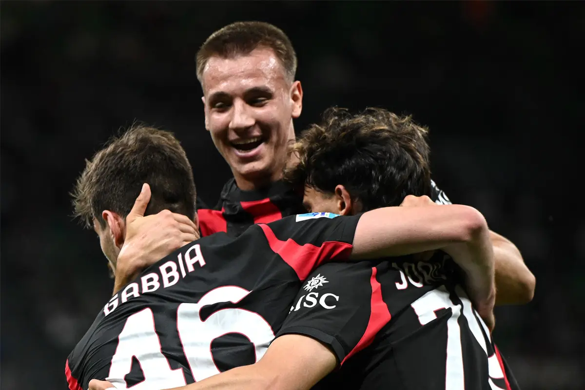 Gabbia, Camarda e Joao Felix si abbracciano dopo il 2-0 in Milan-Monza