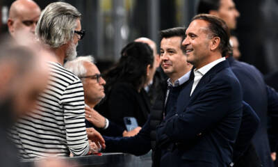 Gerry Cardinale, proprietario del Milan, parla a bordocampo a San Siro prima del fischio d’inizio