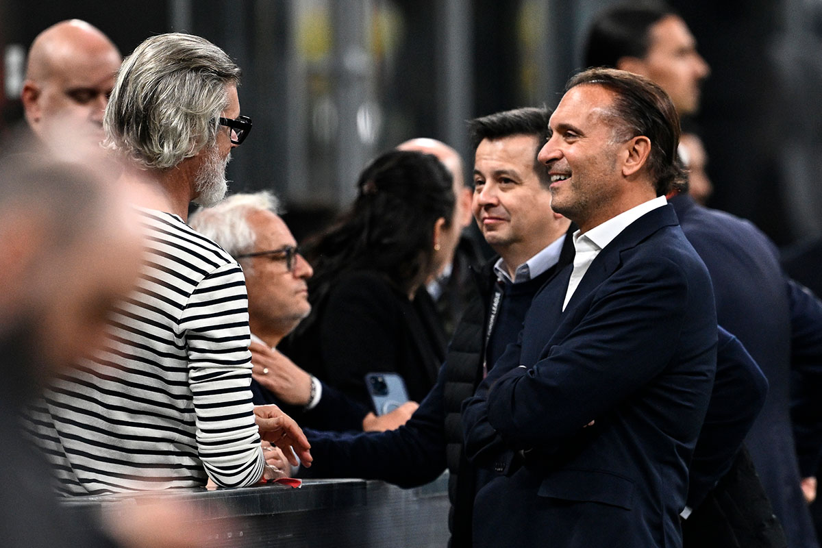 Gerry Cardinale, proprietario del Milan, parla a bordocampo a San Siro prima del fischio d’inizio