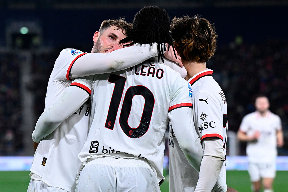 Abbraccio di gioia tra Gimenez, Leao e Joao Félix dopo il gol segnato da Leao in Bologna-Milan