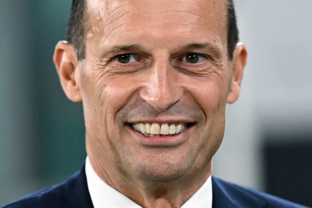Massimiliano Allegri sorridente in primo piano