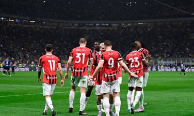 Giocatori del Milan esultano insieme a San Siro dopo aver segnato un gol contro l’Inter durante il derby di Coppa Italia