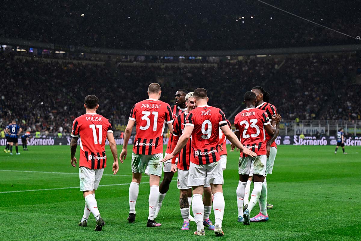 Giocatori del Milan esultano insieme a San Siro dopo aver segnato un gol contro l’Inter durante il derby di Coppa Italia