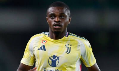 Pierre Kalulu con la maglia gialla della Juventus durante una partita