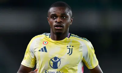 Pierre Kalulu con la maglia gialla della Juventus durante una partita