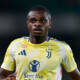 Pierre Kalulu con la maglia gialla della Juventus durante una partita