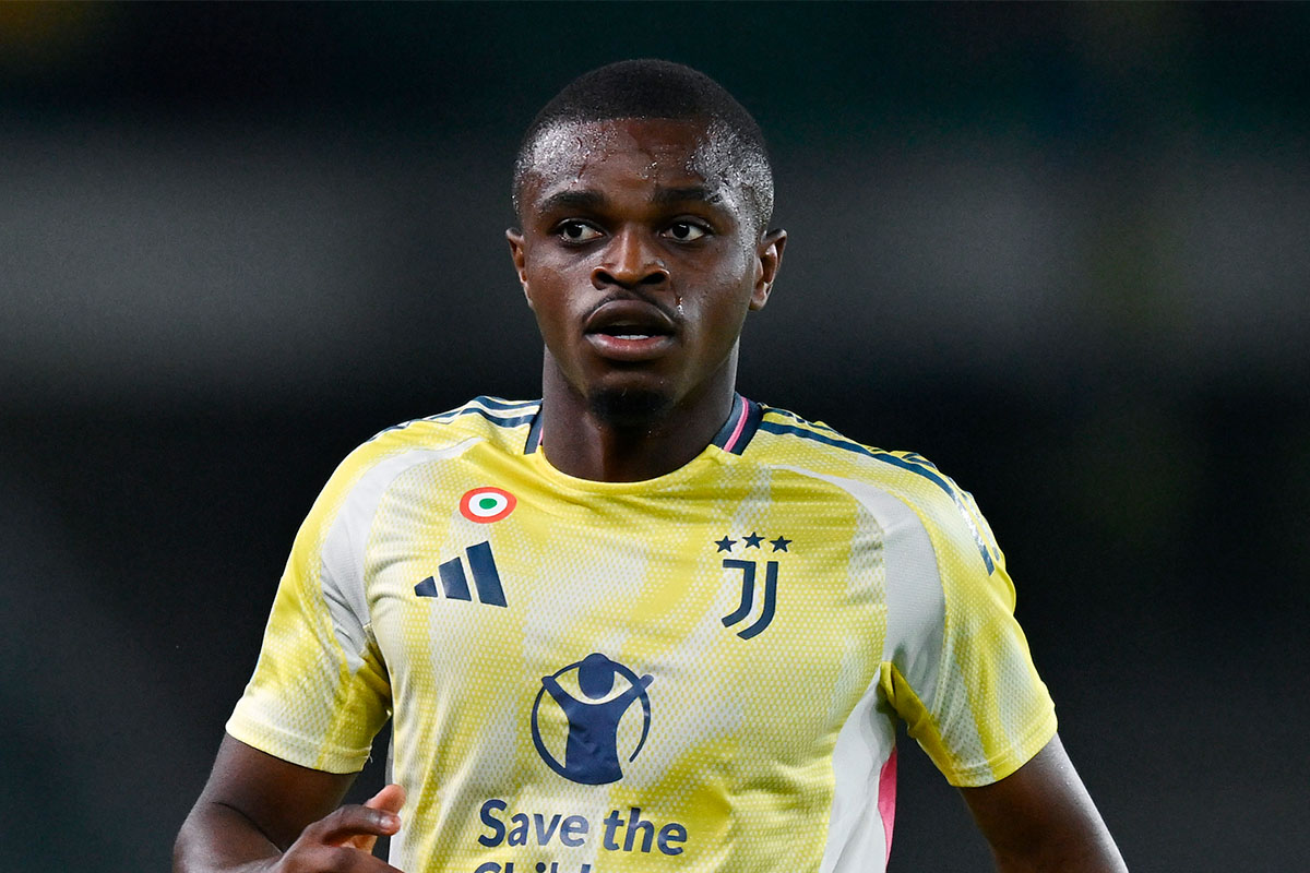 Pierre Kalulu con la maglia gialla della Juventus durante una partita