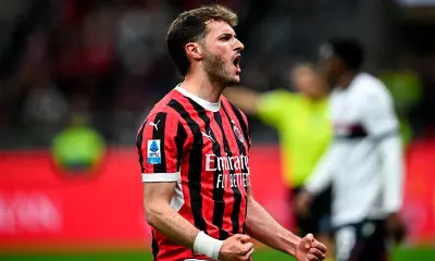 Santiago Gimenez del Milan esulta dopo aver segnato un gol al Bologna in Serie A