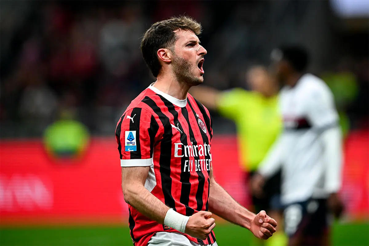 Santiago Gimenez del Milan esulta dopo aver segnato un gol al Bologna in Serie A