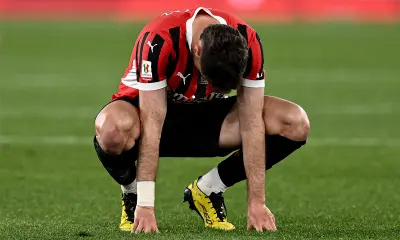 Santiago Gimenez deluso e accovacciato a terra dopo la sconfitta del Milan nella finale di Coppa Italia contro il Bologna