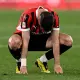 Santiago Gimenez deluso e accovacciato a terra dopo la sconfitta del Milan nella finale di Coppa Italia contro il Bologna
