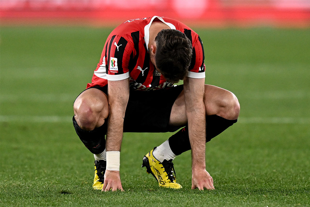 Santiago Gimenez deluso e accovacciato a terra dopo la sconfitta del Milan nella finale di Coppa Italia contro il Bologna