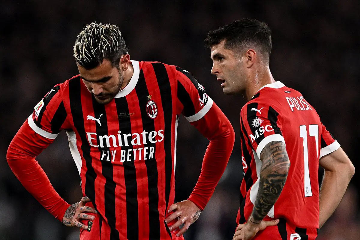 Theo Hernandez e Christian Pulisic sconsolati dopo il gol segnato dal Bologna nella finale di Coppa Italia 2025 tra Milan e Bologna